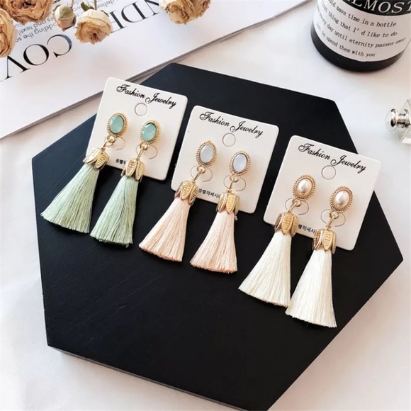 ⚜️[𝟯/$𝟭𝟴]⚜️Red Tassel Crystal Gold Earrings NEW - Picture 3 of 8